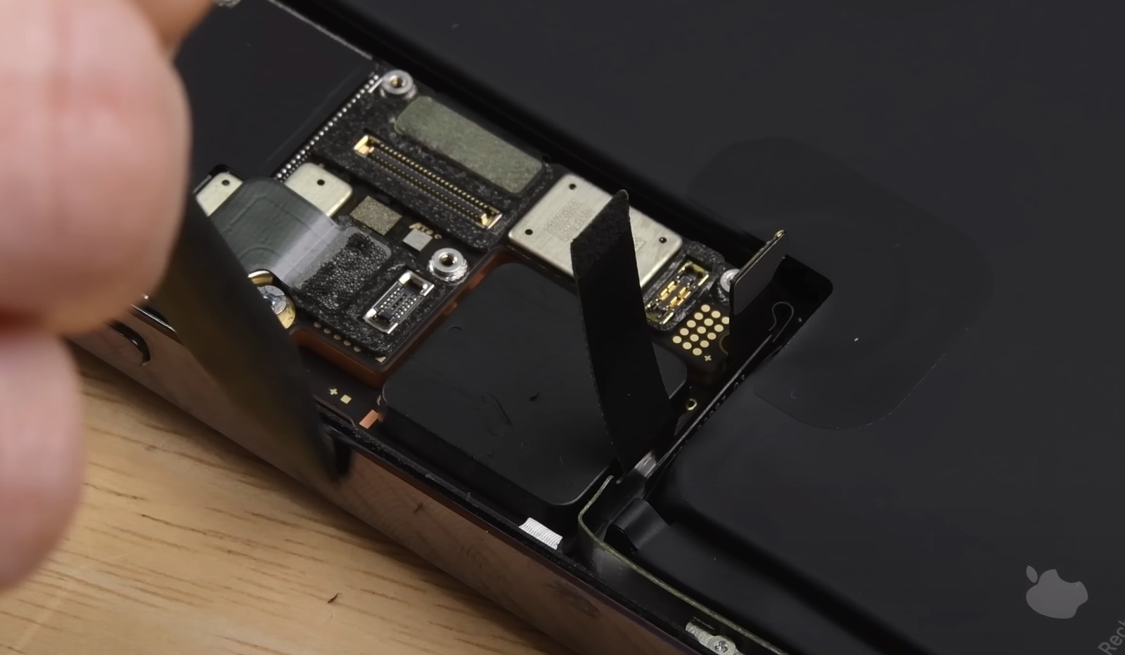 A desmontagem do iPhone 14 Pro Max mostra um componente de plástico preto em vez da bandeja do SIM.